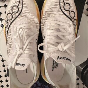 Saucony Endorphin Elite 2